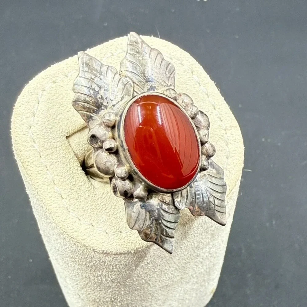 Vintage Sterling Silver 925 Ring w/ Red Carnelian Cabochon & Leaf Detail Size‎ 8